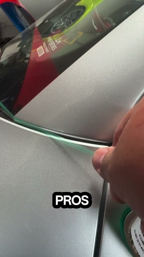 Knifeless tape inlay between fender and pillar - Aura Vinyl
