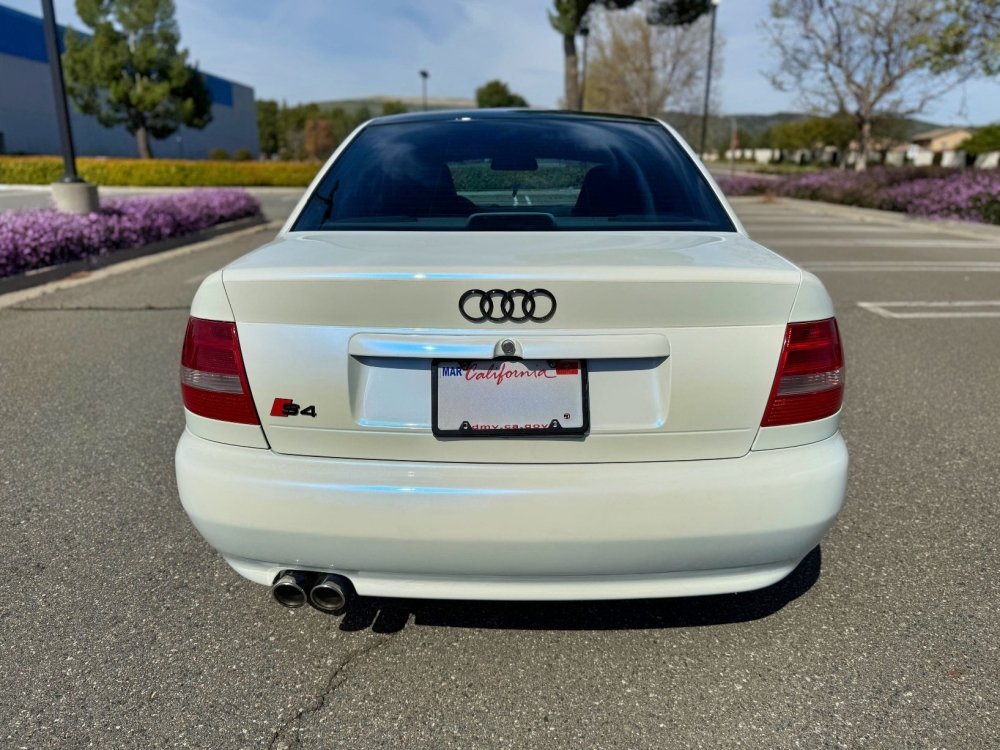 Gloss White Blue Shift - Aura Vinyl
