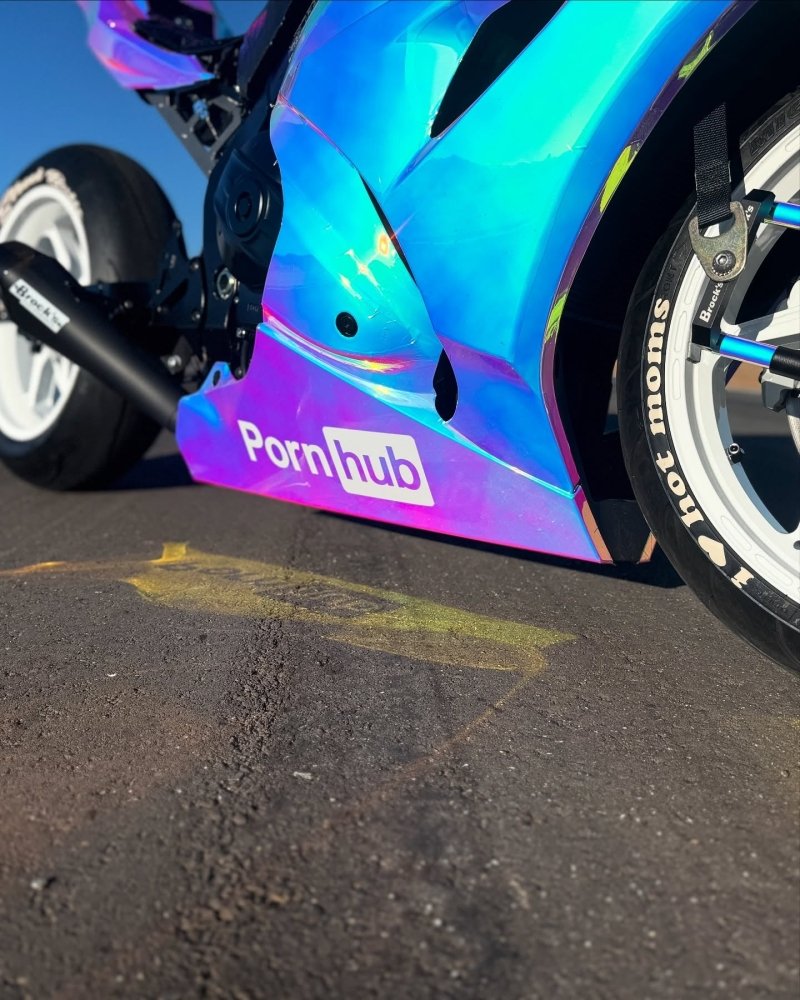 Ultra Gloss White Prismatic Chrome - Aura Vinyl