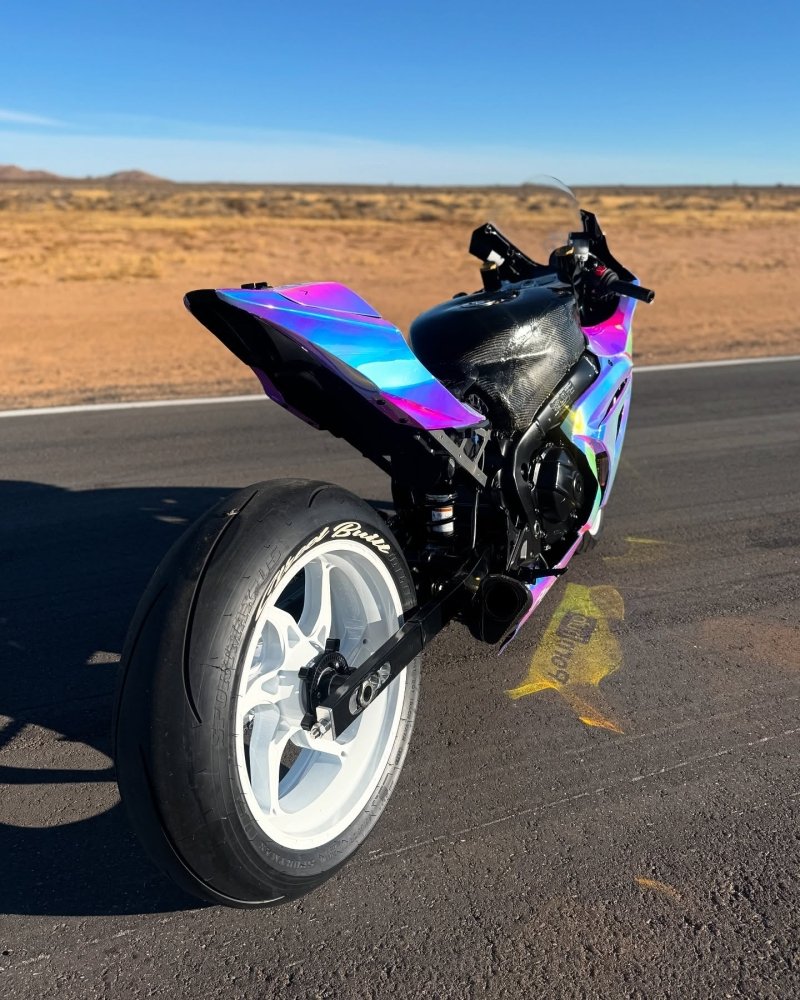 Ultra Gloss White Prismatic Chrome - Aura Vinyl