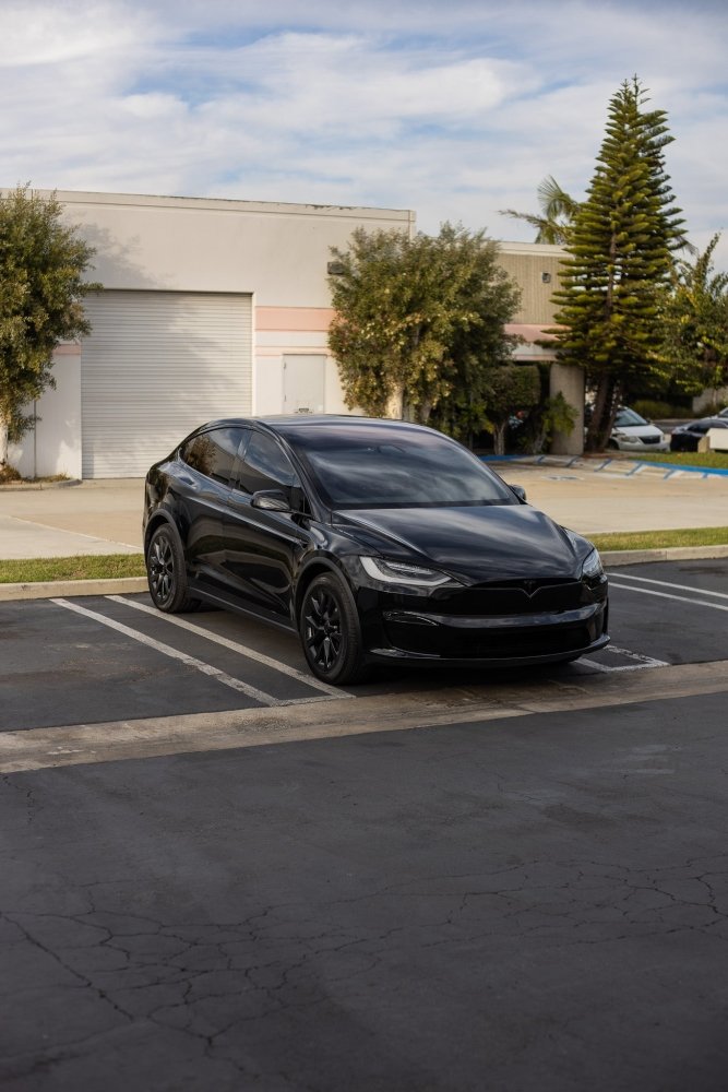 Reflective gloss black vinyl detail